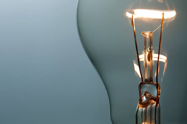 close up glowing light bulb - clear thinking imagens e fotografias de stock