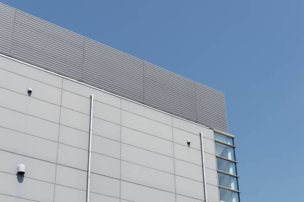 istock Office building in the city under blue sky 673483014