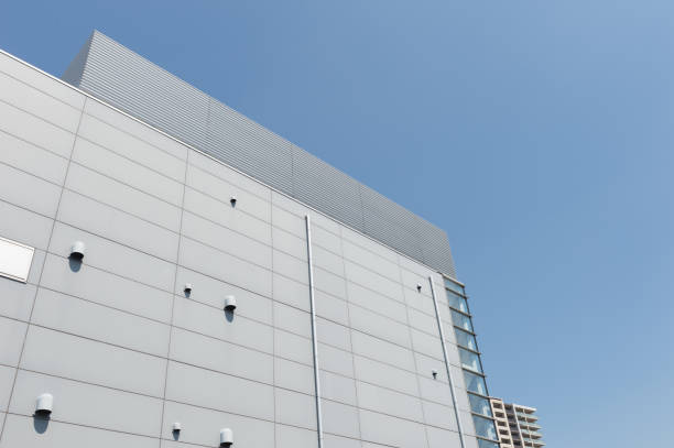 istock Office building in the city under blue sky 673483528