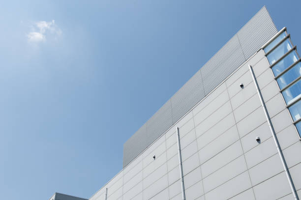 istock Office building in the city under blue sky 673483742