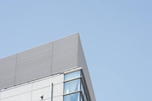 istock Office building in the city under blue sky 673485156