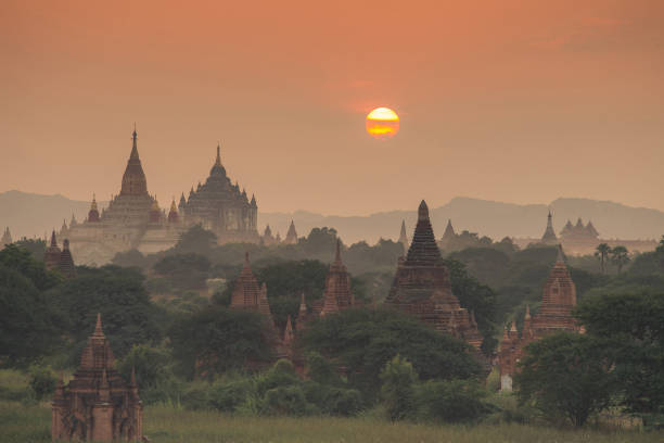 istock Scenic old pagoda of Bagan 673516348