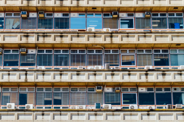 vecchio edificio per uffici sporchi con diverse finestre - broken window concrete wall foto e immagini stock