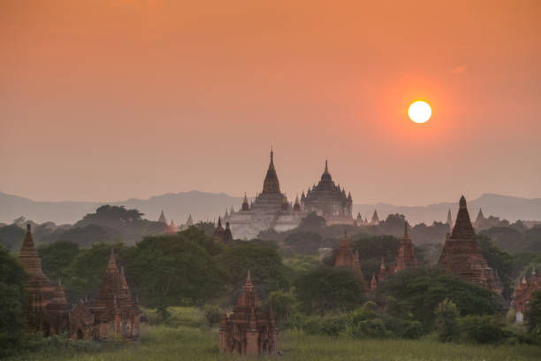 istock Scenic old pagoda of Bagan 673516538