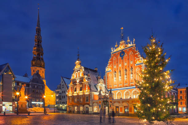 istock Christmas tree on town hall square in Riga 673524396