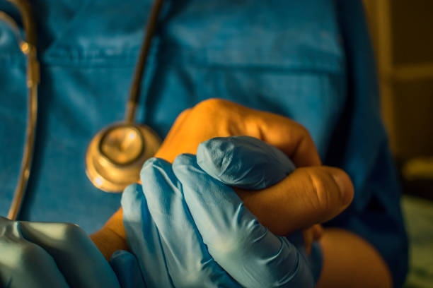 lekarz w rękawiczce ręka pocieszający pacjenta raka - gloved hand zdjęcia i obrazy z banku zdjęć