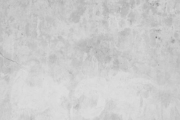 istock Wall fragment with attritions and cracks 673548384