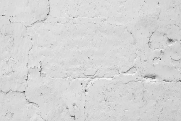 istock Wall fragment with attritions and cracks 673549542