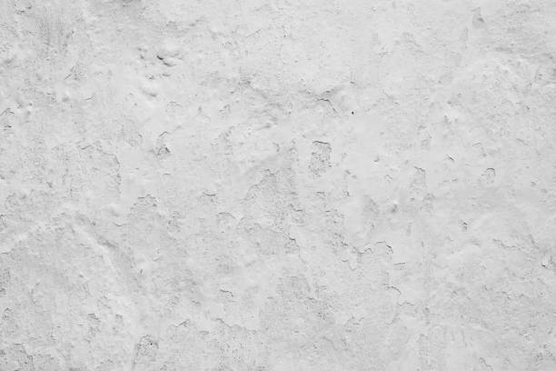 istock Wall fragment with attritions and cracks 673549568