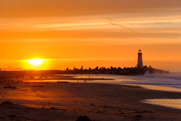 istock Santa Cruz Breakwater Light (Walton Lighthouse) at sunrise 673553152