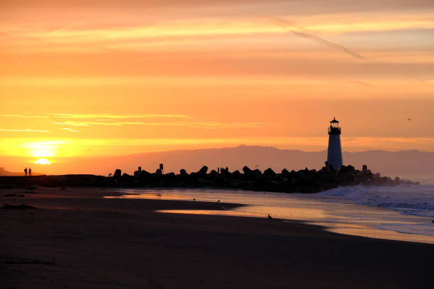 istock Santa Cruz Breakwater Light (Walton Lighthouse) at sunrise 673553154