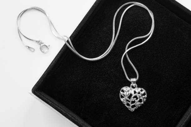 halskette in einer kiste - charm necklace stock-fotos und bilder