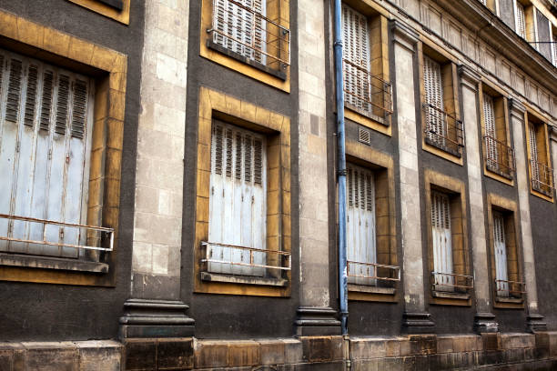 istock Abandoned building in the city 673584530