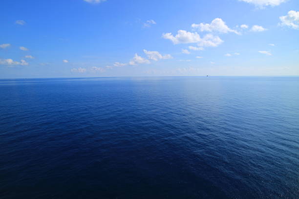 istock Blue sea with waves and clear blue sky 673589924