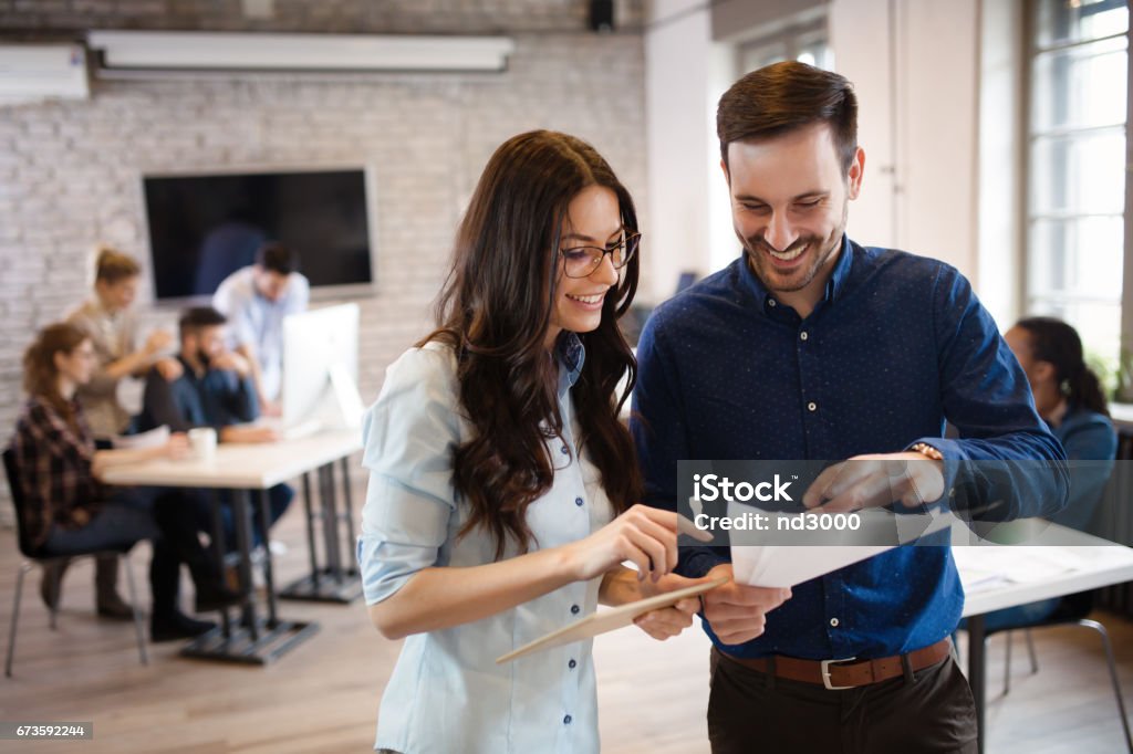 Corporate Teamworking-Kollegen, die im modernen Büro arbeiten - Lizenzfrei Reden Stock-Foto