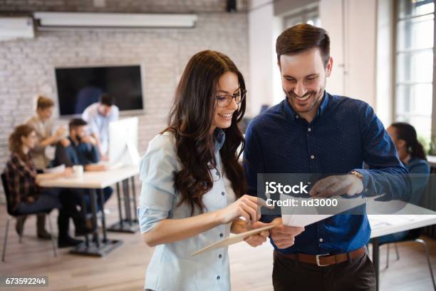 Colegas Corporativos De Trabajo En Equipo Que Trabajan En La Oficina Moderna Foto de stock y más banco de imágenes de Hablar