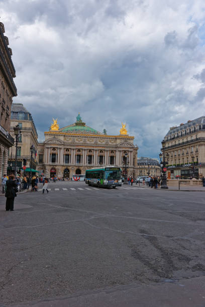 ópera garnier con la calle de parís - opera garnier european culture vertical tourist fotografías e imágenes de stock