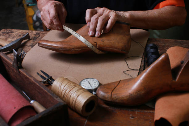 warsztaty szewcowe z narzędziami, butami i sznurowadłami - shoemaker zdjęcia i obrazy z banku zdjęć