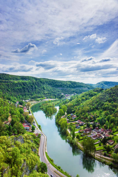 luftbild der altstadt von der zitadelle in besançon in frankreich bourgogne franche comte region - doubs river stock-fotos und bilder