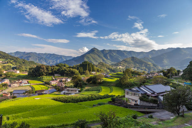 aldeia agrícola em takachiho, miyazaki, kyushu. - landscape rural scene non urban scene farm - fotografias e filmes do acervo