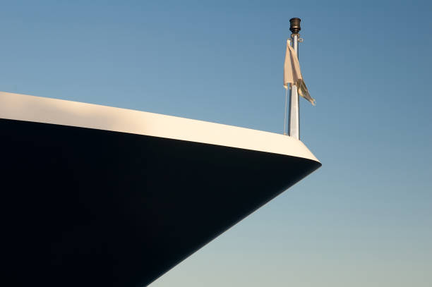 veleiro de nariz para o céu azul. - yacht luxury front view ships bow - fotografias e filmes do acervo