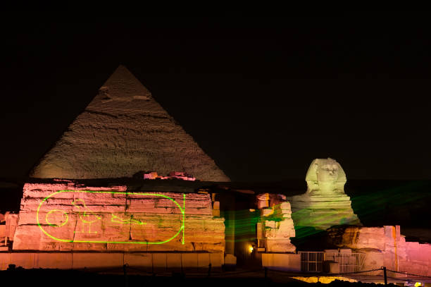 piramidi egiziane di notte con luci - sphinx night pyramid cairo foto e immagini stock