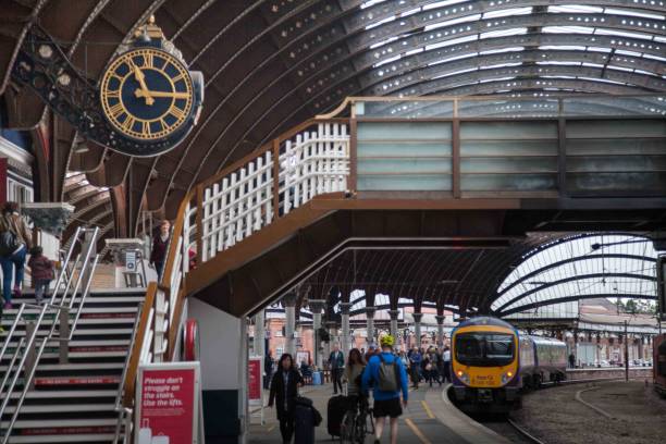 serviço de transpennine express trem na estação de york. - british rail - fotografias e filmes do acervo