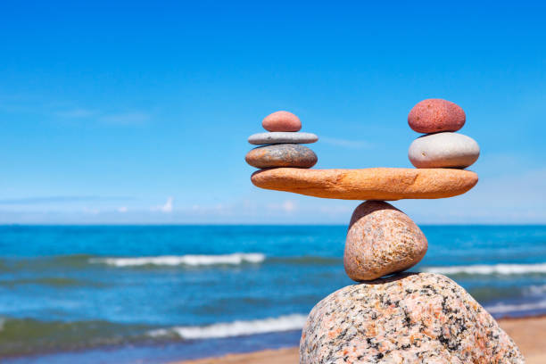 concepto de armonía y equilibrio. equilibrio piedras contra el mar. - perfection nature balance stone fotografías e imágenes de stock