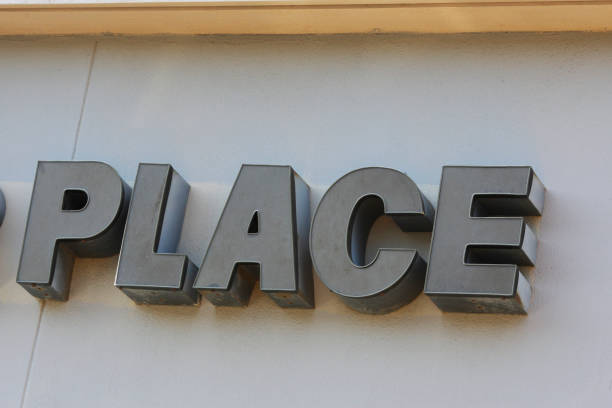 istock Shopping mall sign 673648160