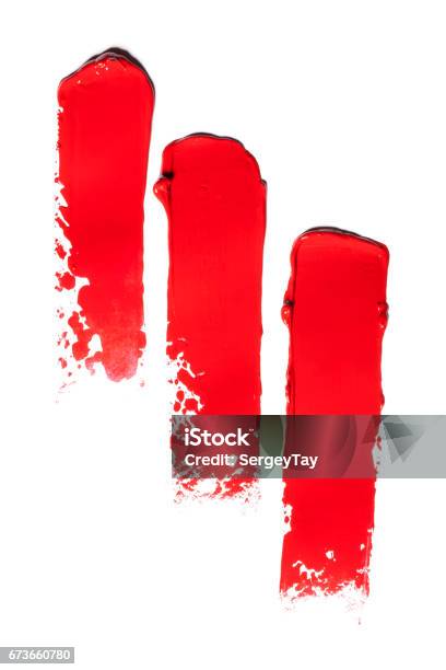 Lápiz De Labios Rojo Oscuro Sobre Fondo Blanco Foto de stock y más banco de imágenes de A la moda - A la moda, Achiote, Adulto