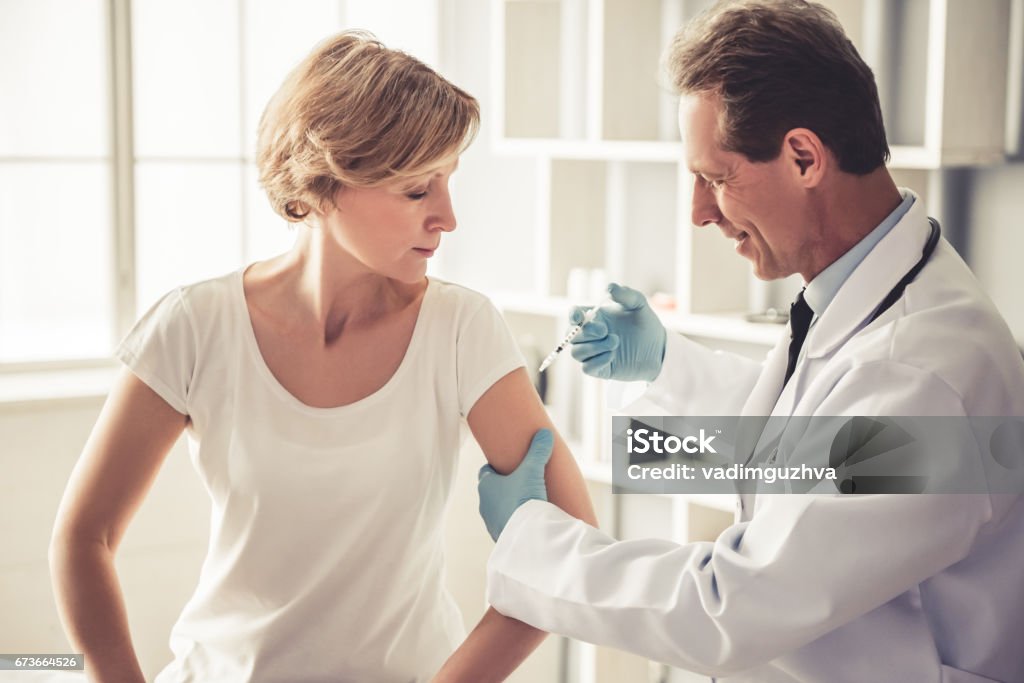 En el traumatólogo - Foto de stock de Vacunación libre de derechos