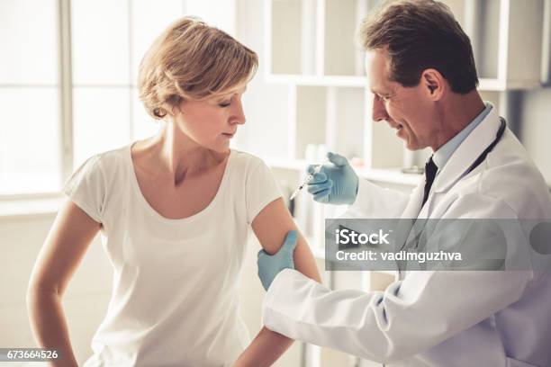 En El Traumatólogo Foto de stock y más banco de imágenes de Vacunación - Vacunación, Adulto, Inyectar