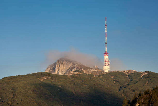 dobratsch au coucher du soleil - sendemast photos et images de collection