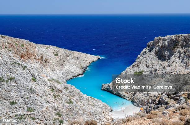 Piccola Bellissima Laguna Blu Sullisola Di Creta - Fotografie stock e altre immagini di Abbronzarsi - Abbronzarsi, Acqua, Ambientazione esterna