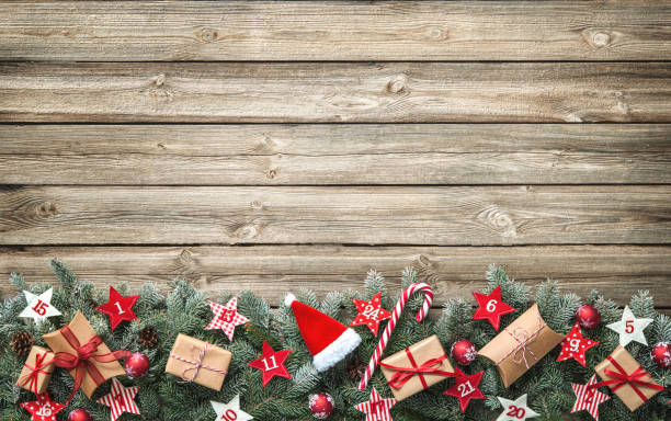 branches de sapin avec des étoiles de calendrier d’avent et des boîtes de cadeau - advent calendar advent christmas tree christmas photos et images de collection