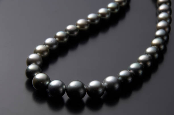 perle noire - black pearl pearl horizontal necklace photos et images de collection