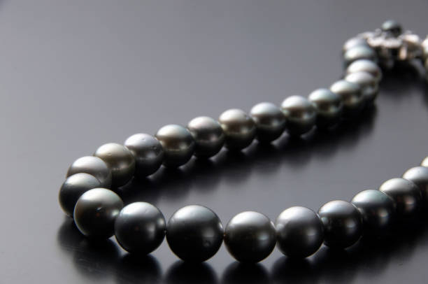 perle noire - black pearl pearl horizontal necklace photos et images de collection