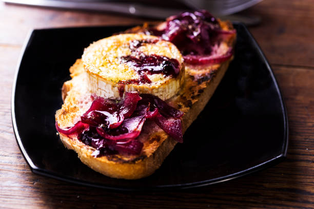 Toast with goat's cheese and balsamic red onion Toast with goat's cheese and balsamic red onion cebolla stock pictures, royalty-free photos & images