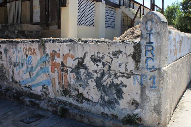 blaknięcie mural przedstawiający rewolucję kubańską malowane na rozpadającej się ścianie oporowej, varadero, kuba. - castro street zdjęcia i obrazy z banku zdjęć