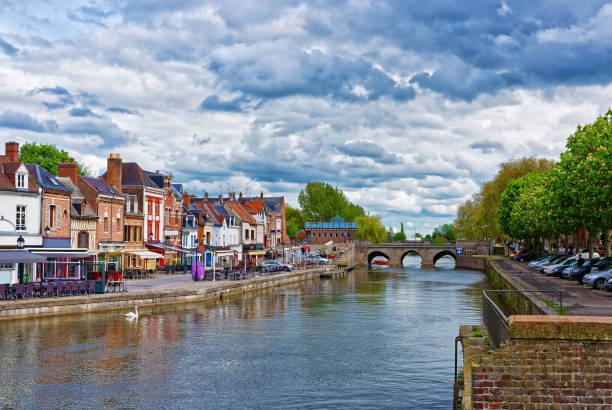 belu quay com casas tradicionais e rio somme em amiens - building exterior built structure pier water - fotografias e filmes do acervo