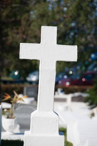 istock Old prairie cemetery with blank white cross 673694510