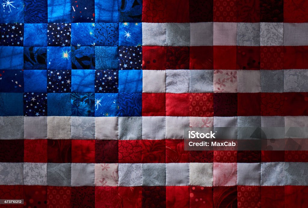 Quadratische Stücke von Stoffen ausgewählt und genäht wie eine Flagge der USA - Lizenzfrei Steppdecke Stock-Foto