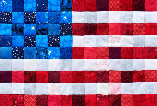 quadratische stücke von stoffen ausgewählt und genäht wie eine flagge der usa - patchwork quilt stock-fotos und bilder