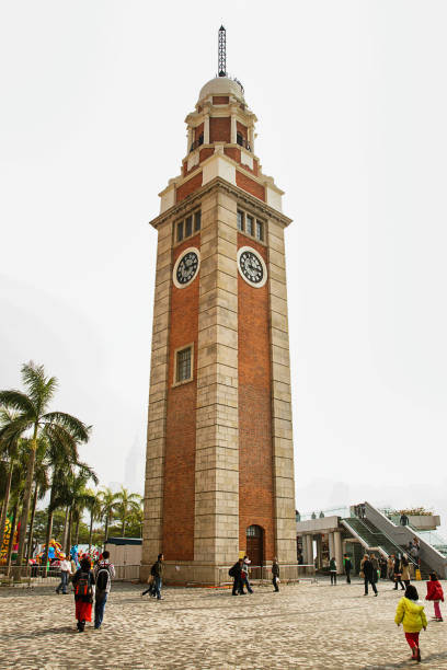 glockenturm auf dem damm in kowloon in hong kong - glockenturm stock-fotos und bilder