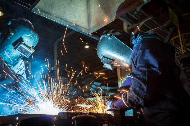 trabajador con máscara protectora soldadura de metal - construction built structure building activity shipyard fotografías e imágenes de stock