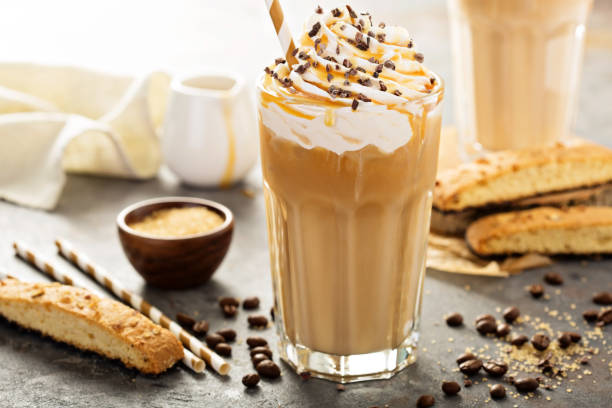 eiskaramell latte kaffee in einem hohen glas - kaffee getränk stock-fotos und bilder