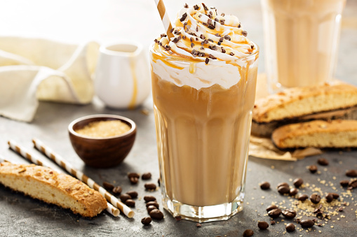 Café con leche de caramelo helado en un vaso alto photo