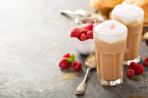 café chaud au lait au sirop de framboise - raspberry milkshake photos et images de collection