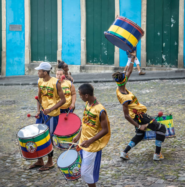 brazylijska grupa perkusyjna na ulicach pelourinho - salvador, bahia, brazylia - pelourinho zdjęcia i obrazy z banku zdjęć