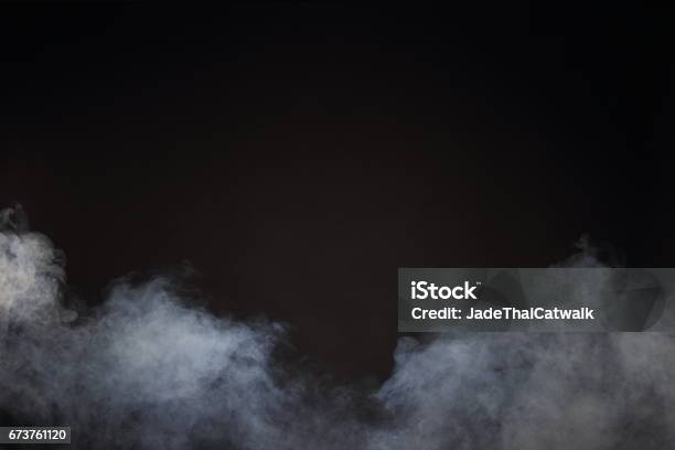 Witte Rook En Mist Op Zwarte Achtergrond Abstract Rook Wolken Stockfoto en meer beelden van Mist